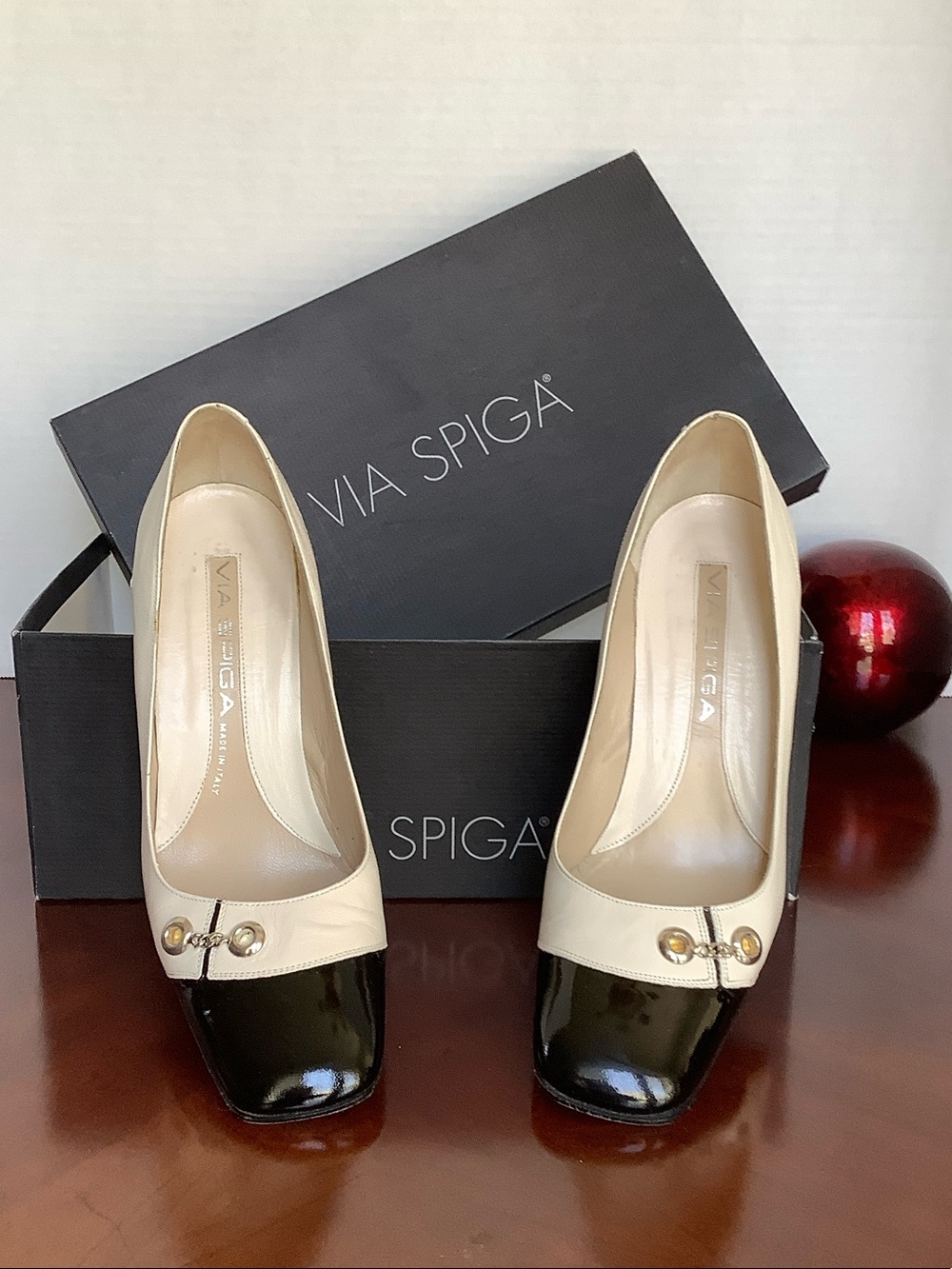 Via Spiga Cream and Black Two-Tone Leather Pumps with Gold Buckle